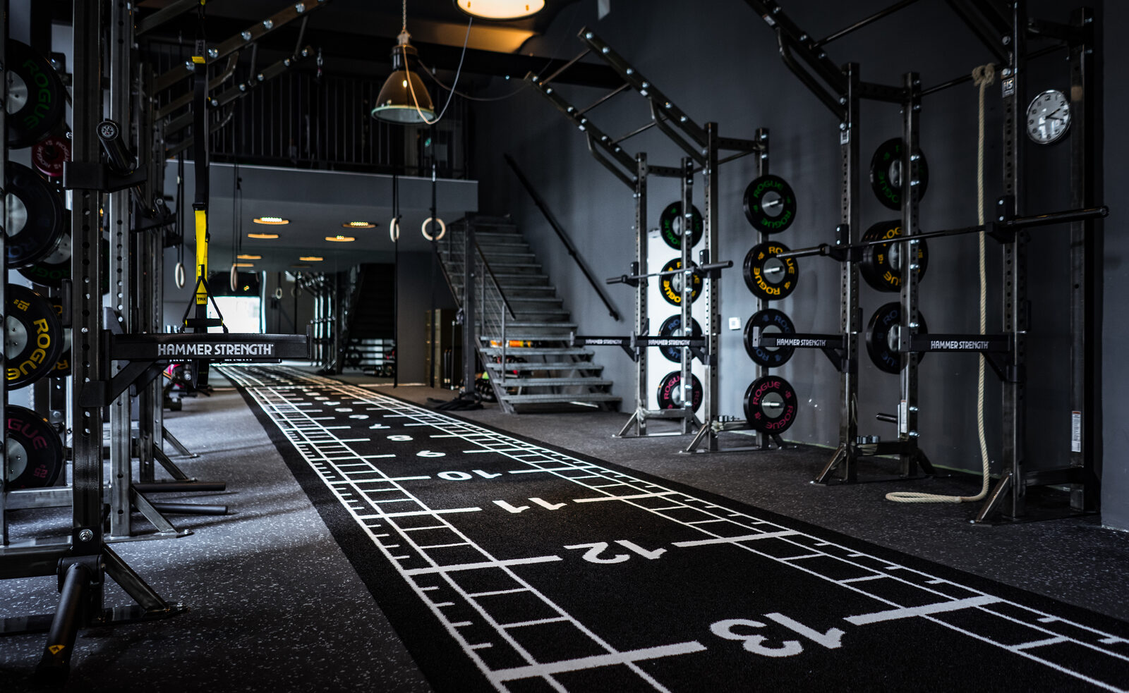 Playground – Hammer-Strength-Rig mit Sprintbahn