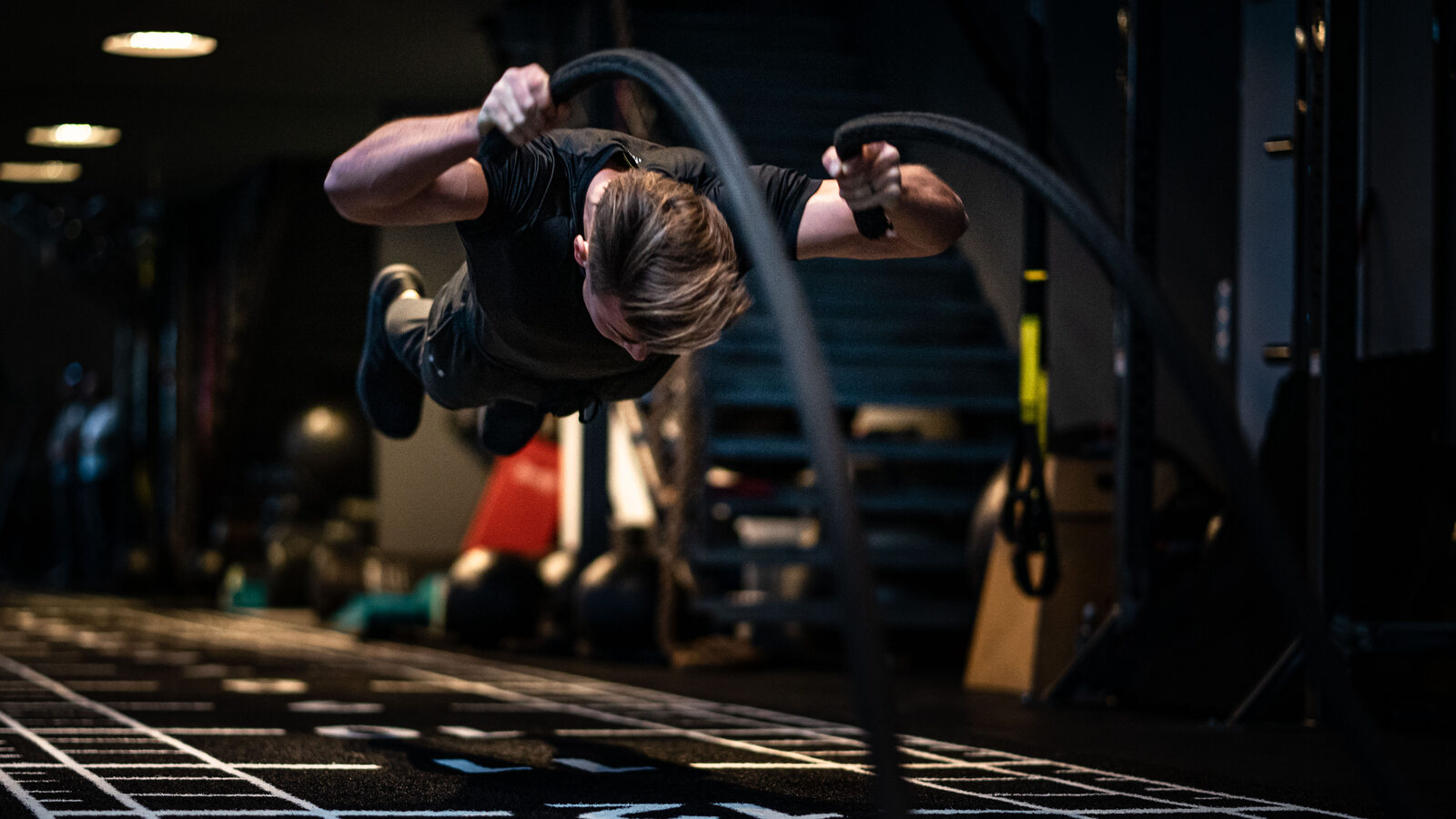 Sprintbahn mit Plyo-Box und Half Racks